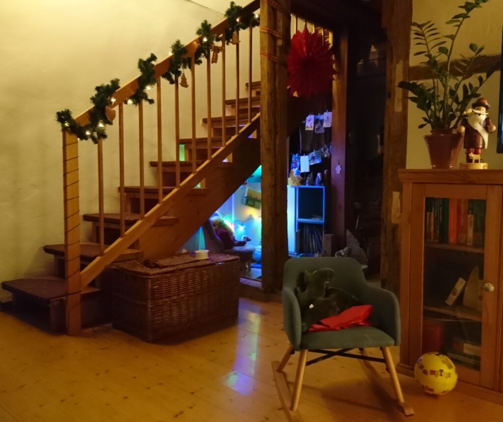 Geschmückte Treppe Eine geschmückte hölzerne Treppe.