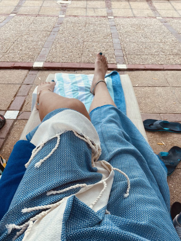 Beine in ein blaues Tuch gewickelt.