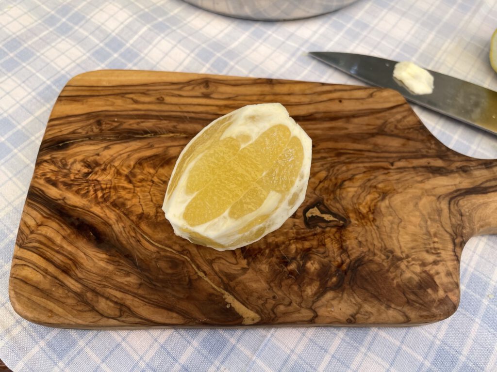 Eine geschälte Zitrone