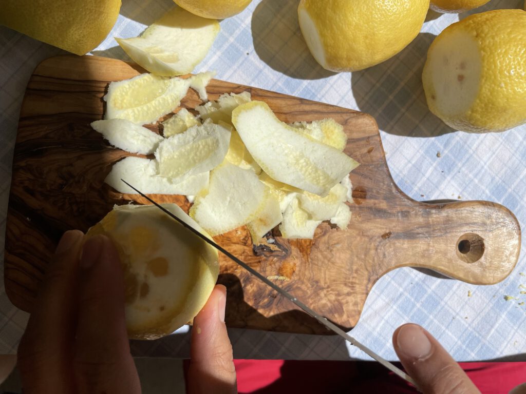 Hände halten und schälen eine Zitrone