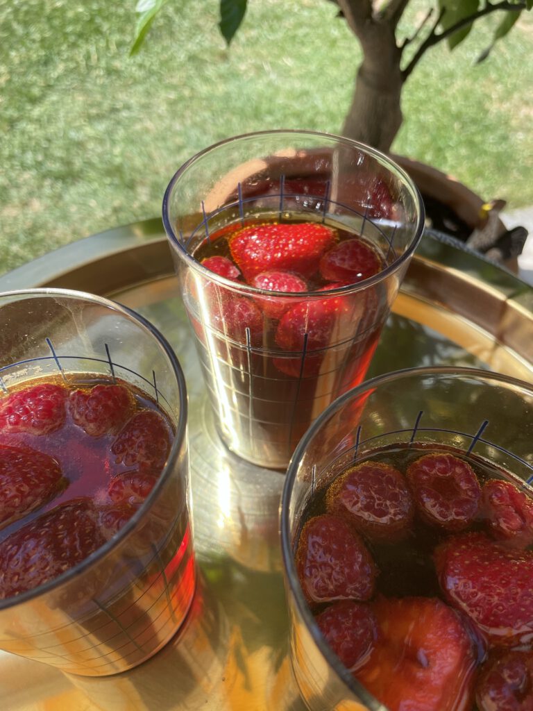 Cold Brew Kaffee mit Erdbeeren auf goldenem Tablett