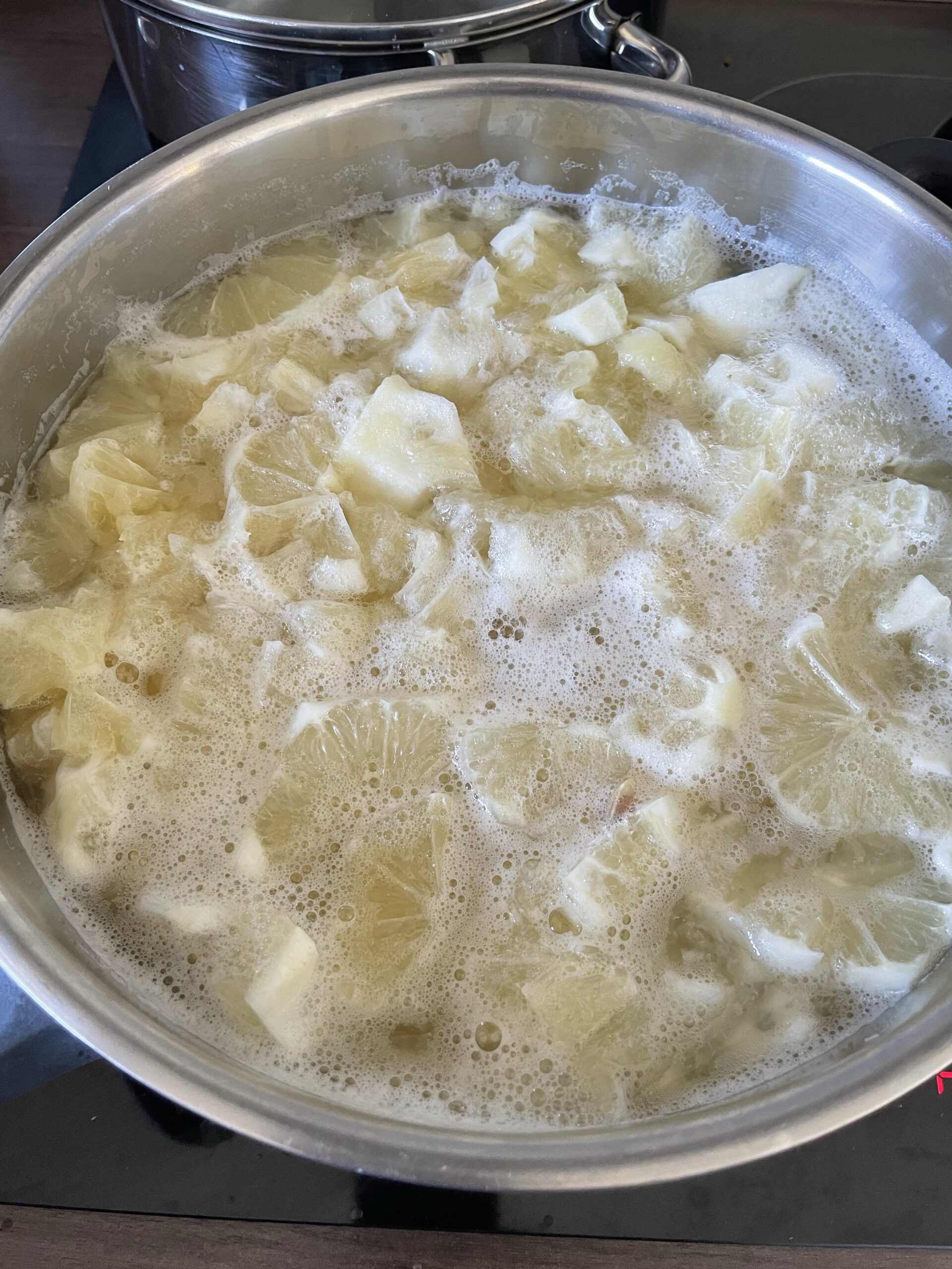 Zitronenstücke kochen in einem Topf