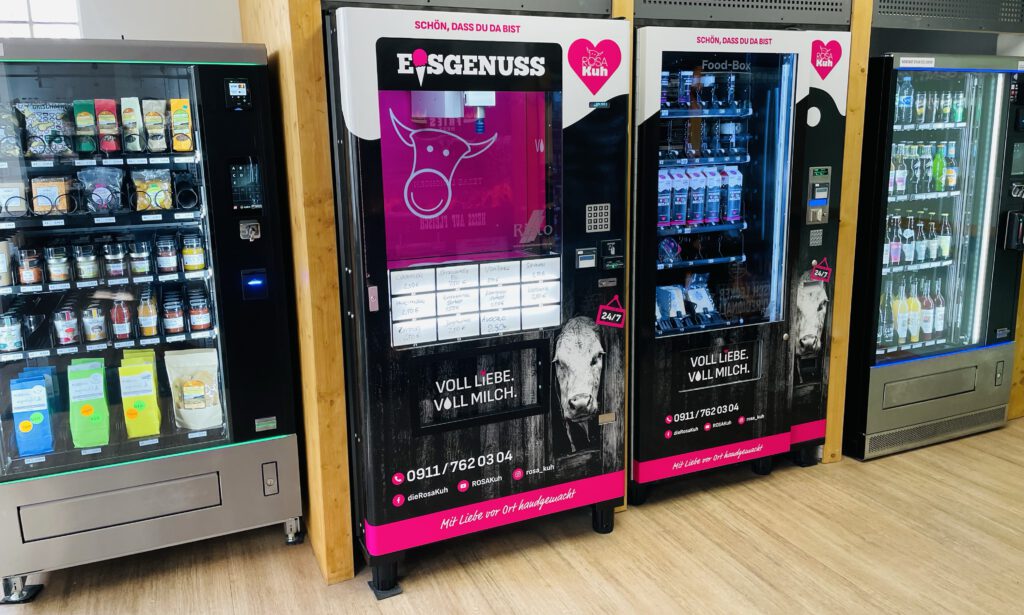 Verschiedene Lebensmittelautomaten und ein Eisautomat.