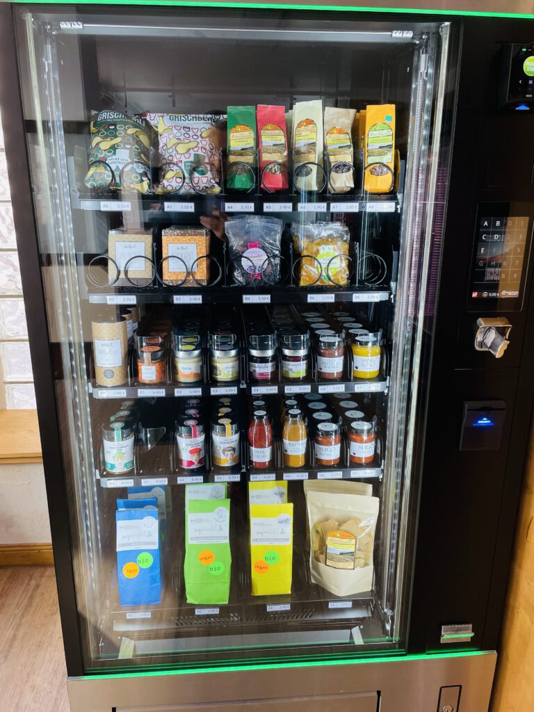 Lebensmittelautomat mit verschiedenen regionalen Produkten.