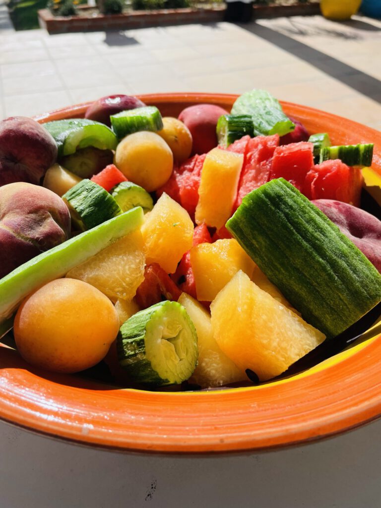 Ein großer Teller voller Obst und Gemüse.