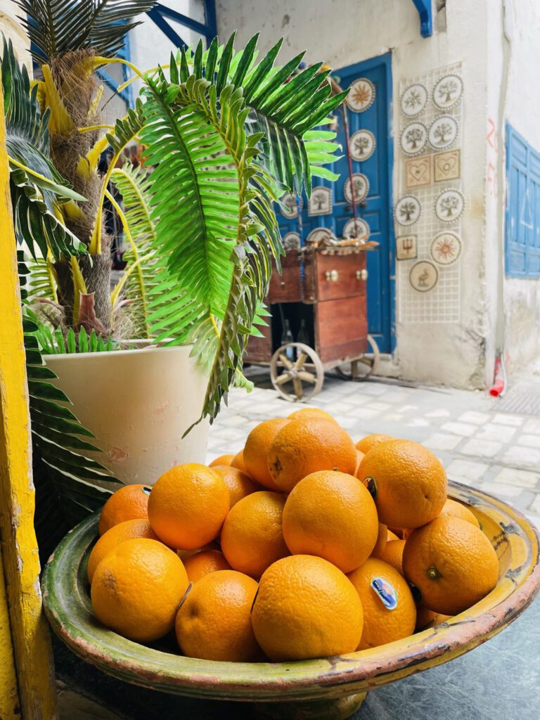 Orangen in einer Schale am Eingang eine Caffees.