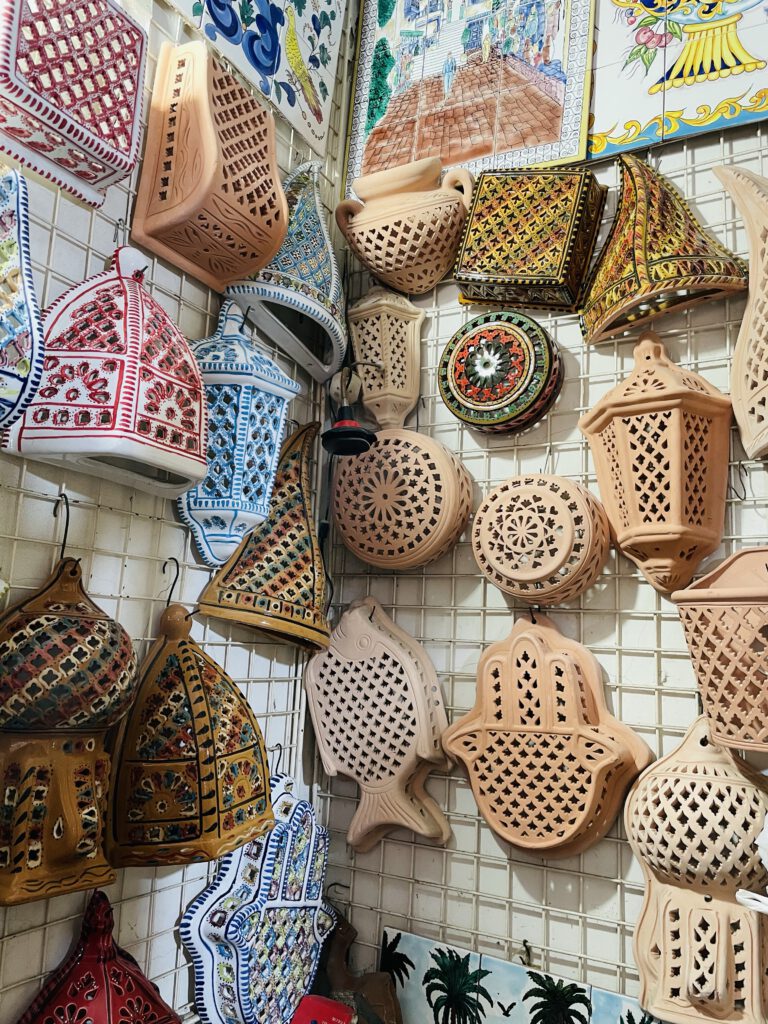 Keramiklampen in der Auslage eines Ladens