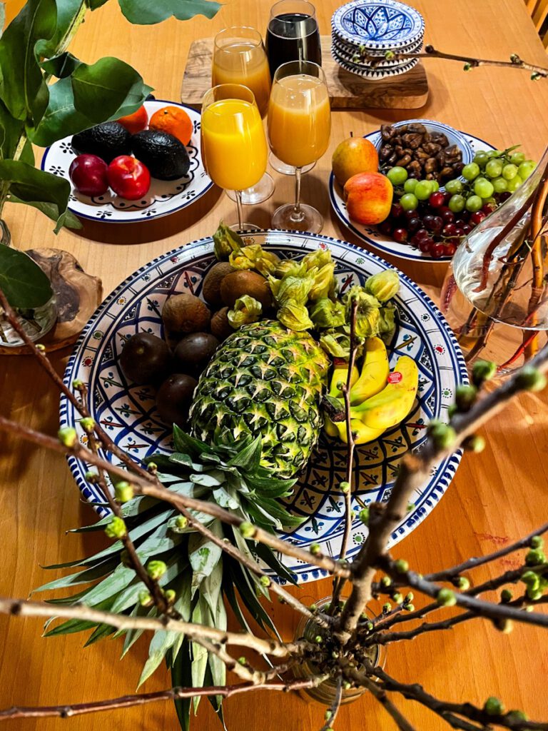 Verschiedenes Obst in einer Schale für einen Seder.