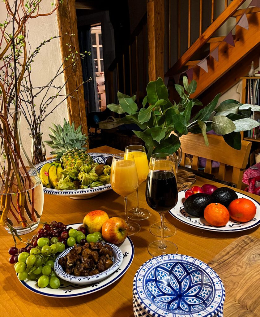 Ein Tu BiSchwat Seder mit Obst und Säften.