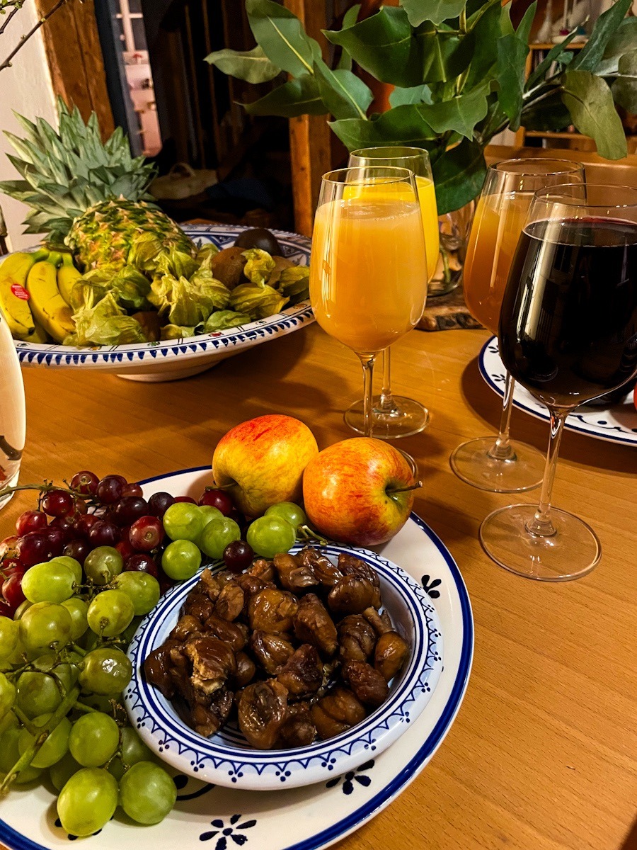 Verschiedenes Obst und Säfte in Weingläsern, für einen Tu BiSchwat Seder.