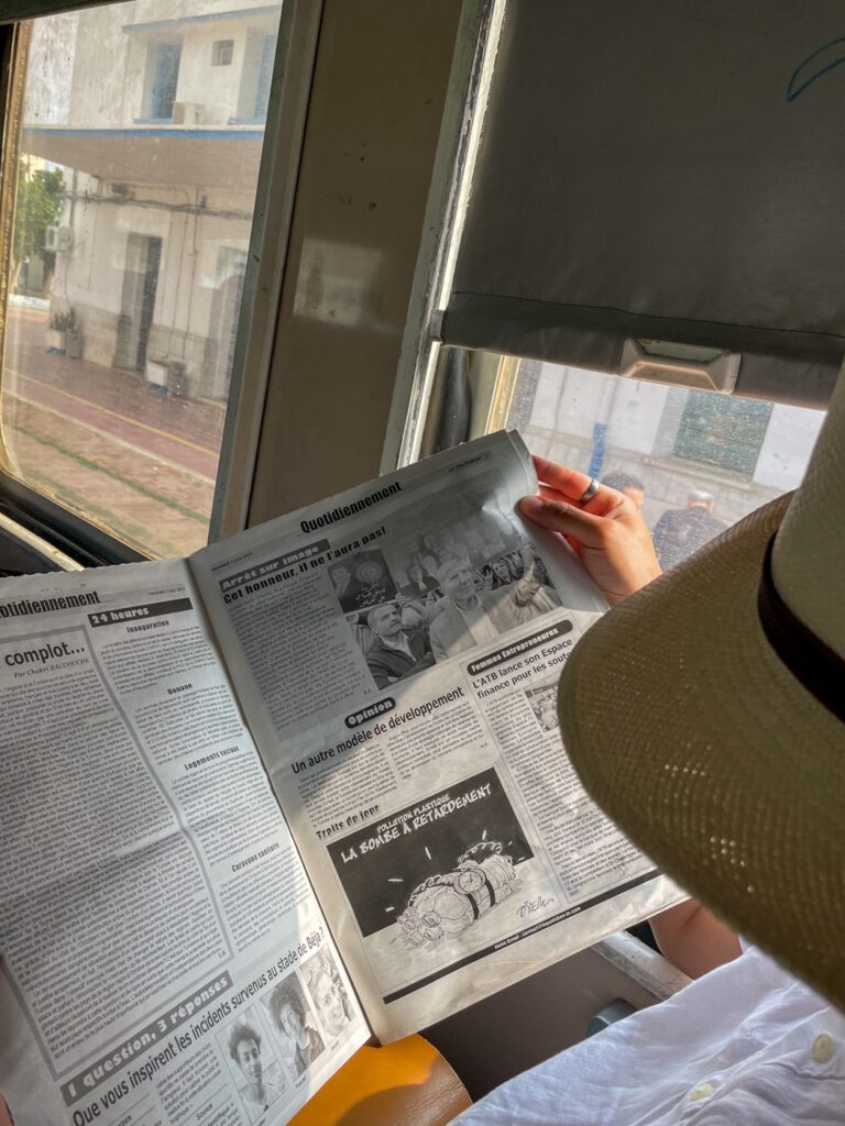 Herr Kornblume beim lesen der Zeitung im Zug.