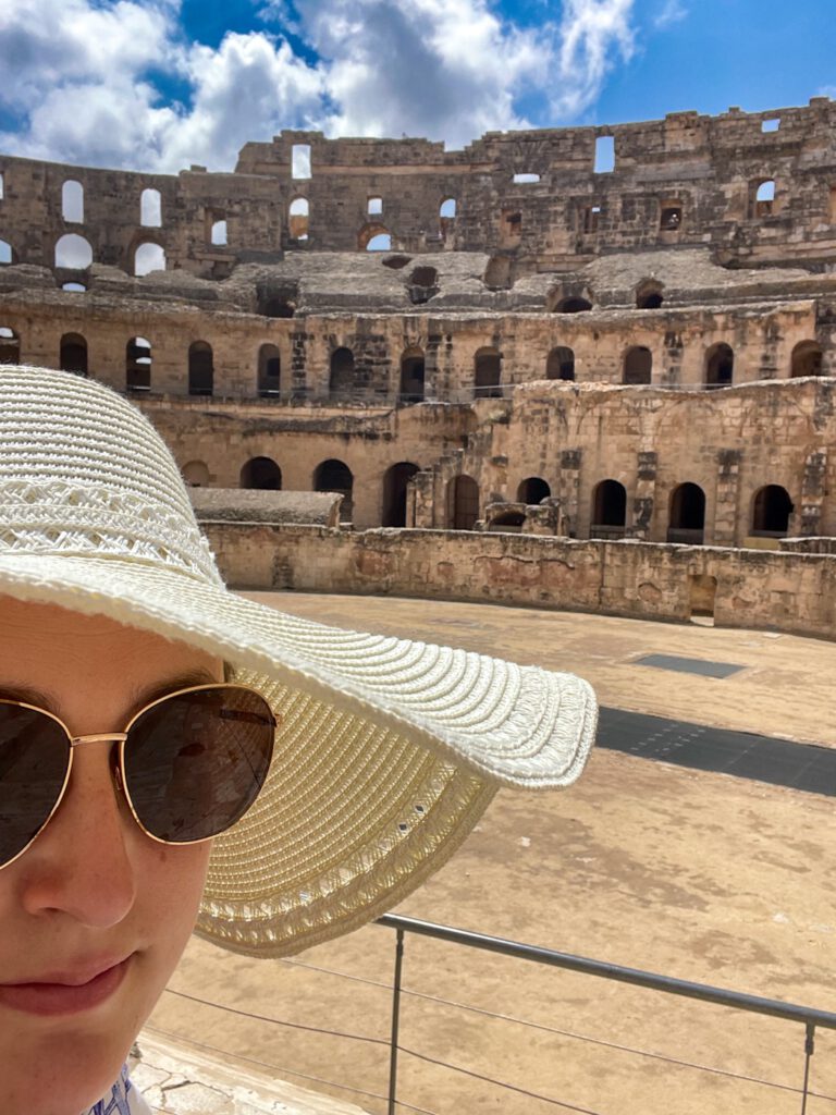 Frau mit Hut im Colosseum.