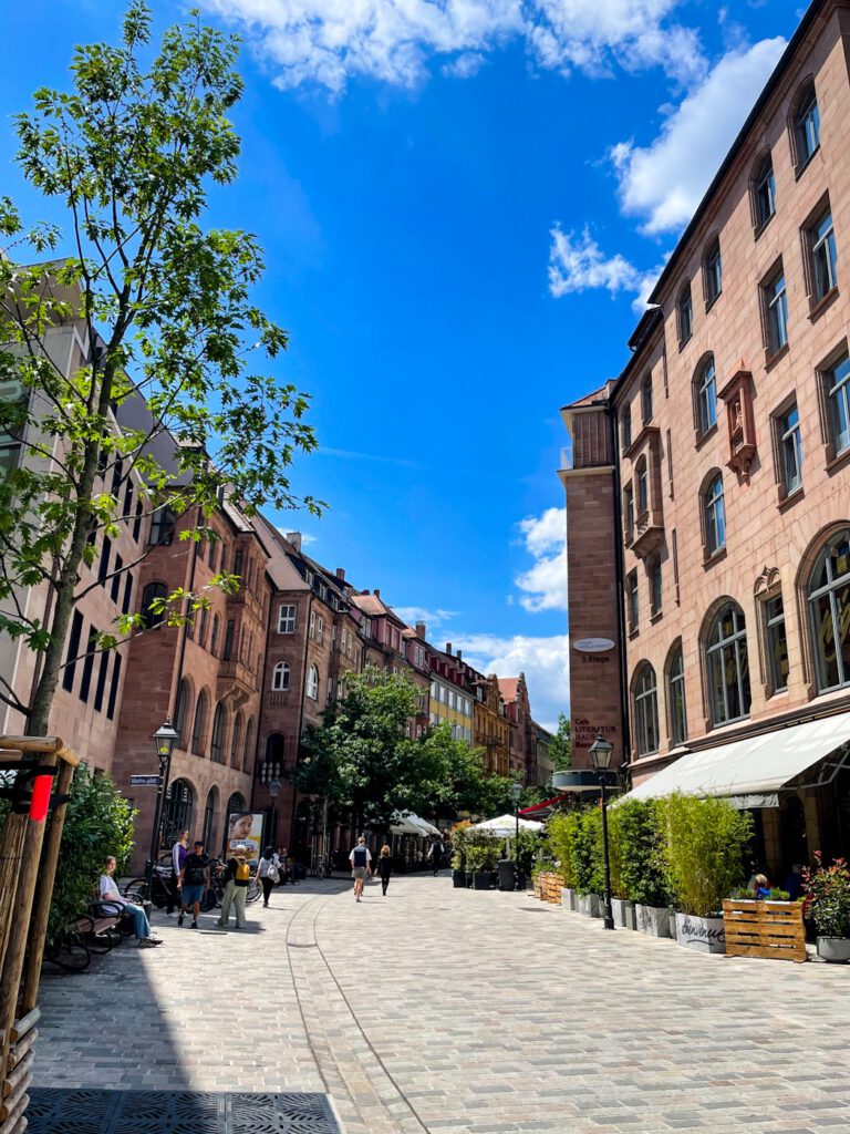 Blick in eine urbane Straße.