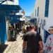 Älteres Paar vor kleiner Straße in Sousse