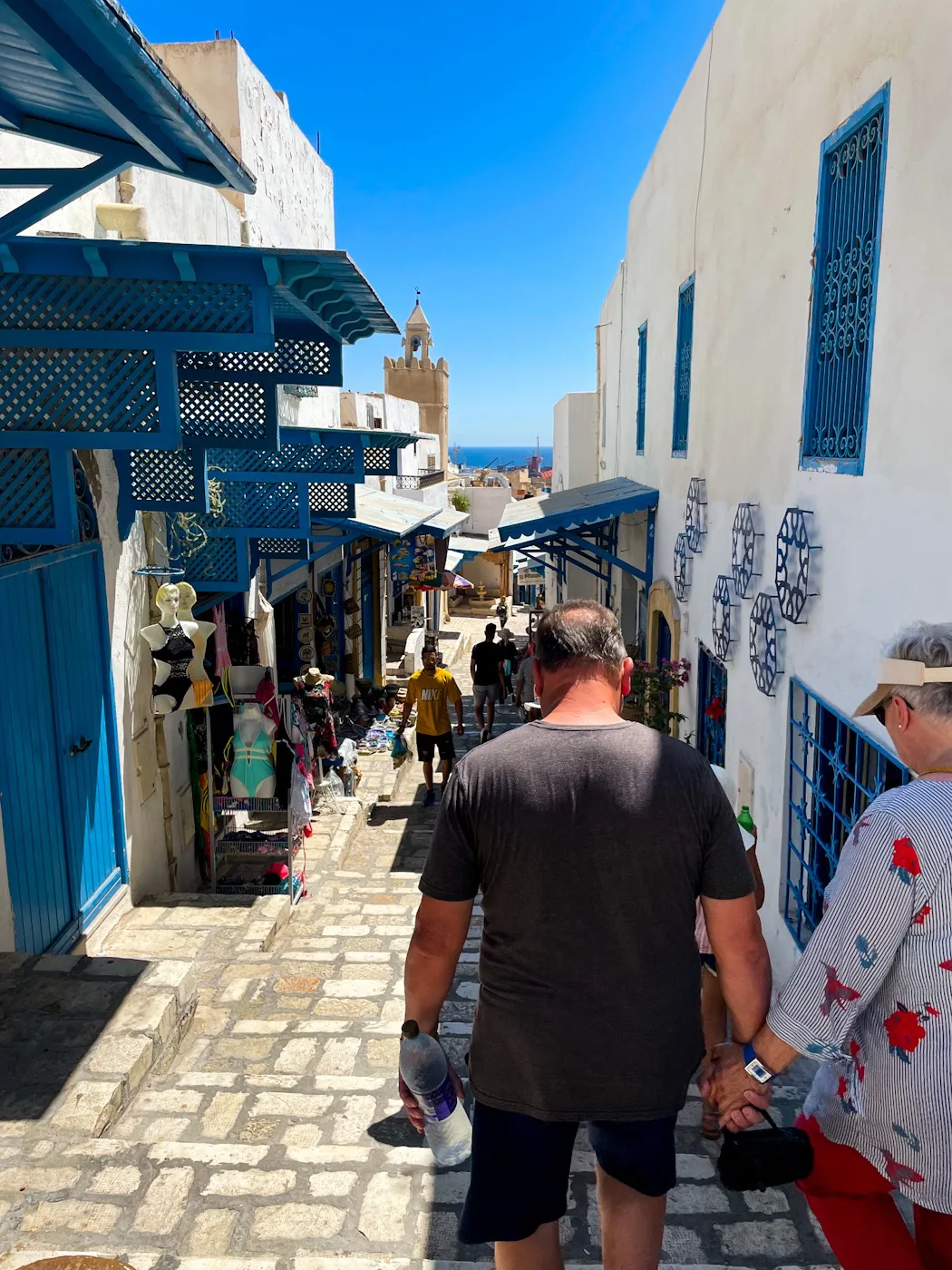 Älteres Paar vor kleiner Straße in Sousse