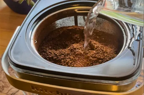Cold Brew Bereiter mit Kaffee und Wasser